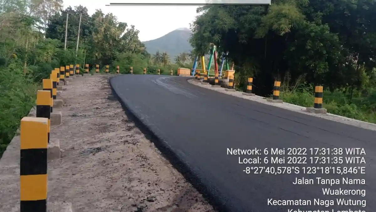 Warga Nagawutung Lembata Nikmati Jalan Aspal