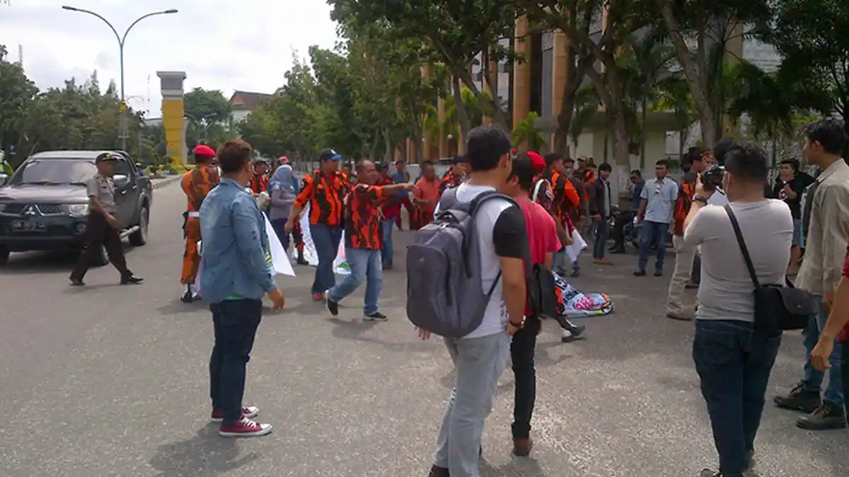 Hindari Bentrok dengan Pemuda Pancasila, Polisi Minta Mahasiswa Lipat Spanduk