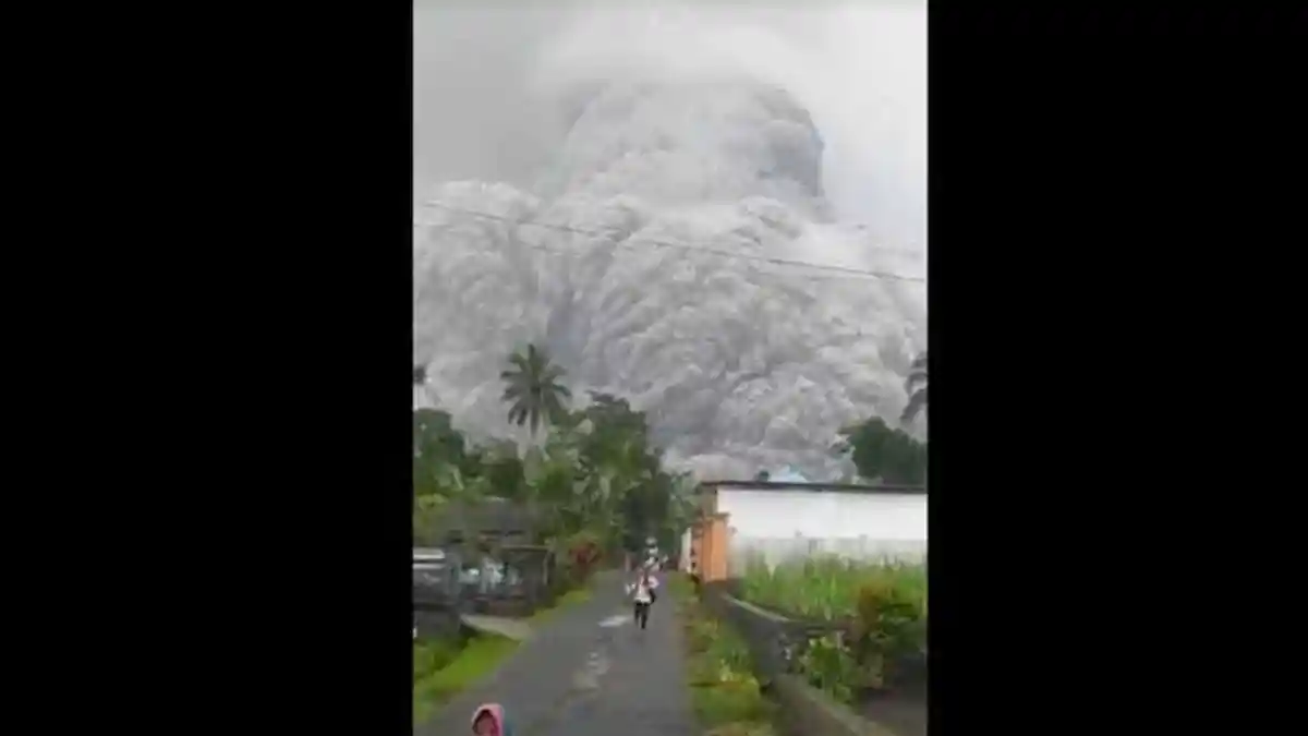 Gunung Semeru Erupsi Hari Ini Sabtu 4 Desember 2021