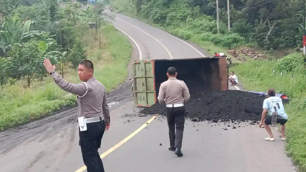 Kecelakaan Tunggal di Rejang Lebong Bengkulu, Truk Batubara Terguling Tak Kuat Menanjak