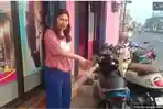 AKSI Curanmor Senyum Sambil Mengangguk Saat Gasak Motor yang Terparkir Depan Salon