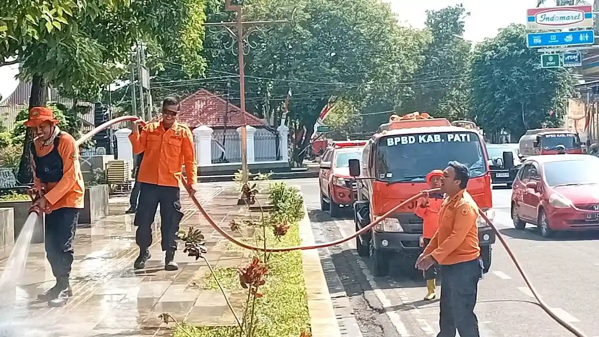 Kondisi Terkini Pati Setelah Demo Ricuh, Alun-alun Depan Kantor Bupati Dibersihkan