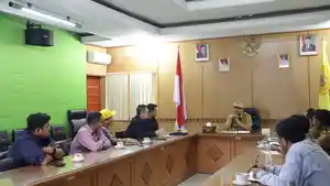 Bupati-Dairi-Vickner-Sinaga-saat-menerima-audiensi-dari.jpg