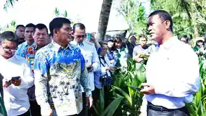 Menteri-Pertanian-RI-Andi-Amran-Sulaiman-ditemani-Gubernur-Sulut-Yulius-Selvanus-Komaling.jpg