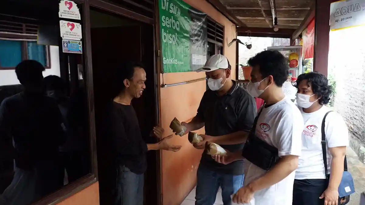 Aksi Komunitas Berbagi Untuk Warga Ringankan Beban Masyarakat di Tengah Pandemi