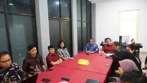 Kakanwil-Kemenkum-Sulbar-Sunu-Tedy-saat-memimpin-rapat-evaluasi-pelaksanaan-anggaran.jpg