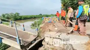 Kondisi-jembatan-putus-diterjang-arus-sungai-saat-hujan-lebat-di-Desa-Kedunggempol-mojokerto.jpg