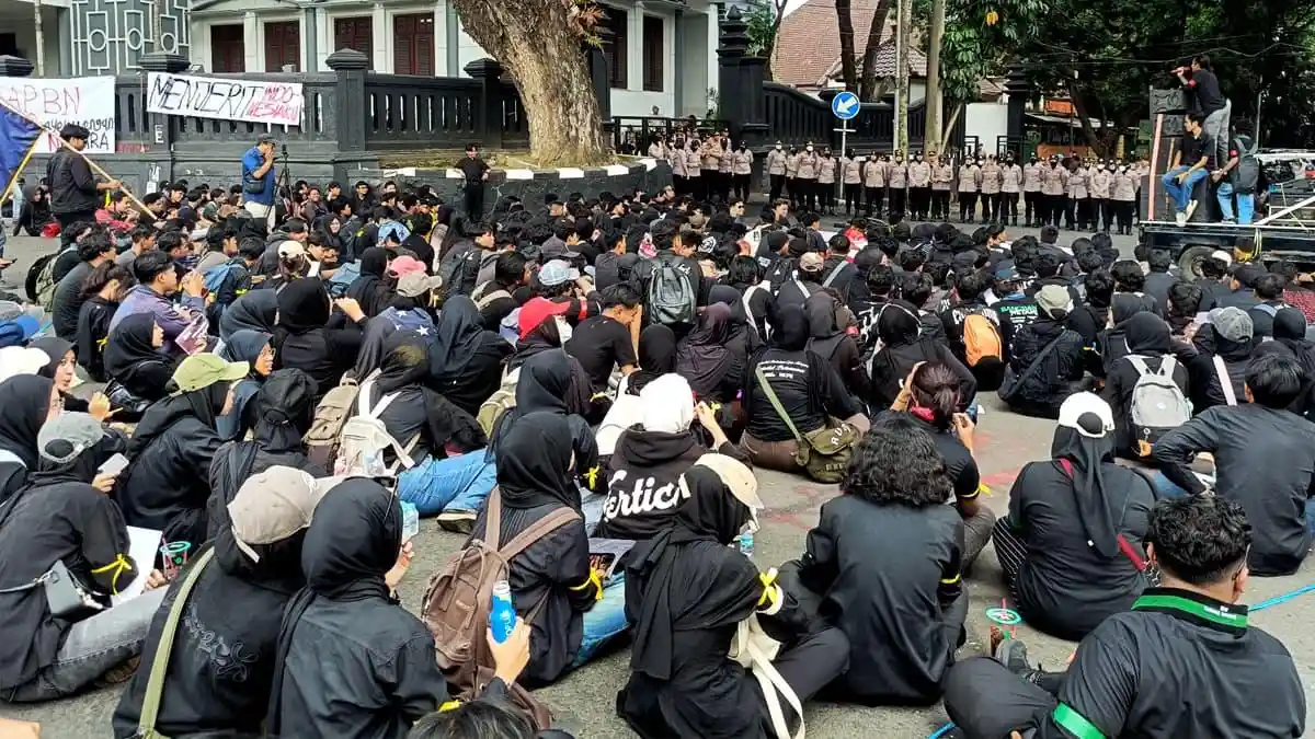 Ratusan Mahasiswa BEM Malang Raya Demo di DPRD, Kritik Program Pemerintah