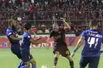 pemain-psm-makassar-wiljan-pluim-lawan-arema-fc.jpg