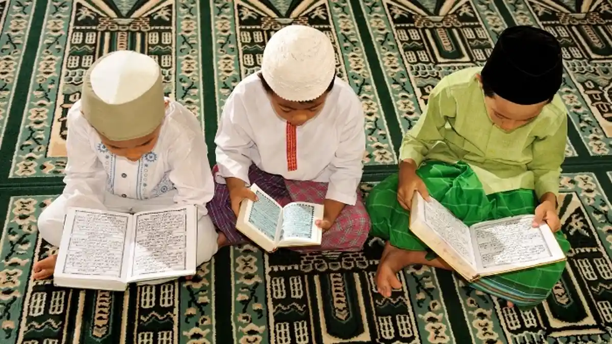 Lirik Sholawat Allahul Kafi Nurul Musthofa dan Teks Qasidah Lengkap Beserta Artinya