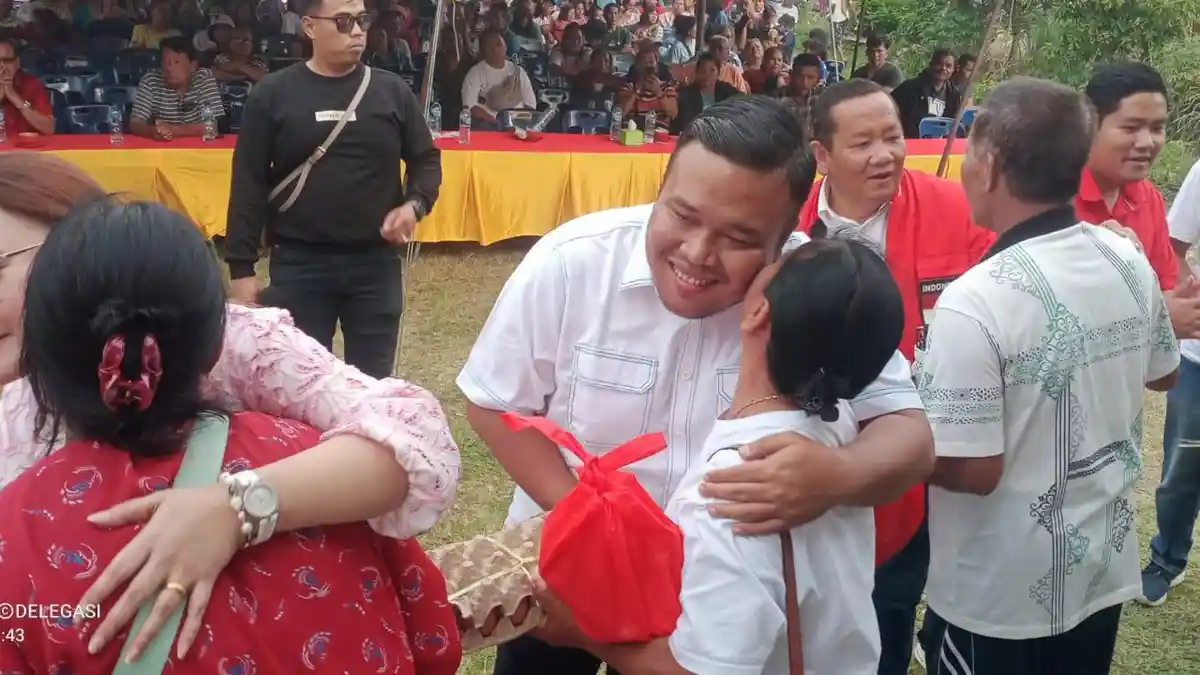 Freddy Situmorang dan Andreas Simbolon Berbagi Sembako Sembari Mendengar Harapan Warga Tuktuk