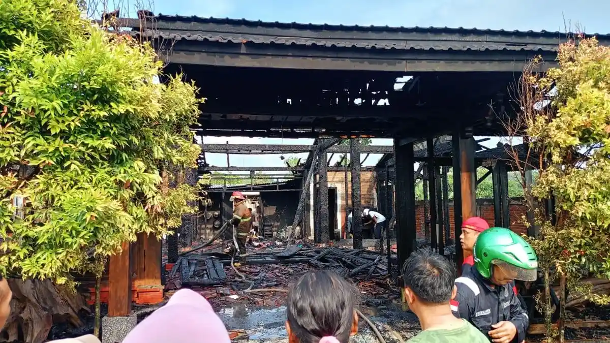Rumah Joglo Milik Anggota Polisi di Blora Hangus Terbakar, Pemilik Sedang Pergi