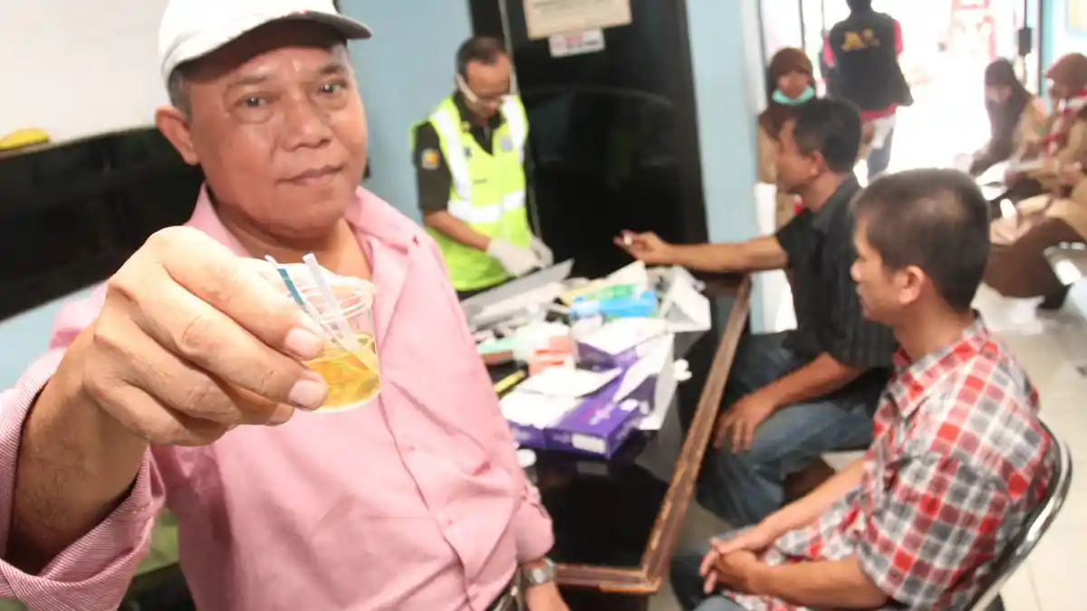 Sebelum Berangkat, Polisi Periksa Urine Sopir di Terminal Kalideres
