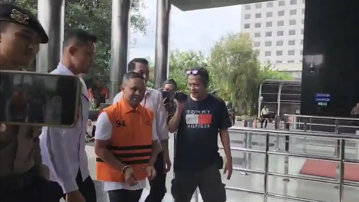 Gubernur Riau Abdul Wahid Pakai Rompi Oranye KPK, Sudah Resmi Jadi Tersangka?
