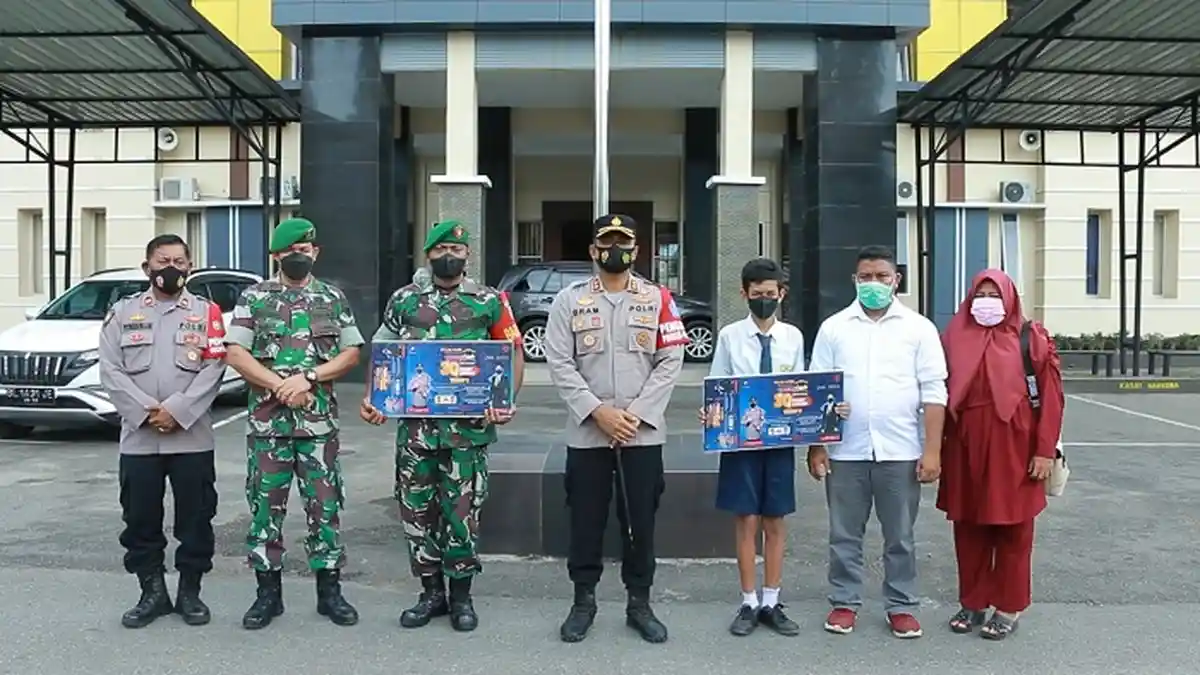 Kapolda Aceh Serahkan 30 Paket Umrah Bagi Peserta Vaksinasi, Pelajar & Babinsa Agara Ketiban Rezeki