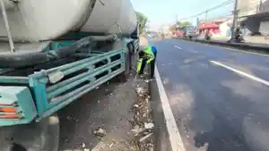 olah-tkp-kecelakaan-maut-di-malang-motor-tabrak-truk-tangki-parkir-dini-hari.jpg