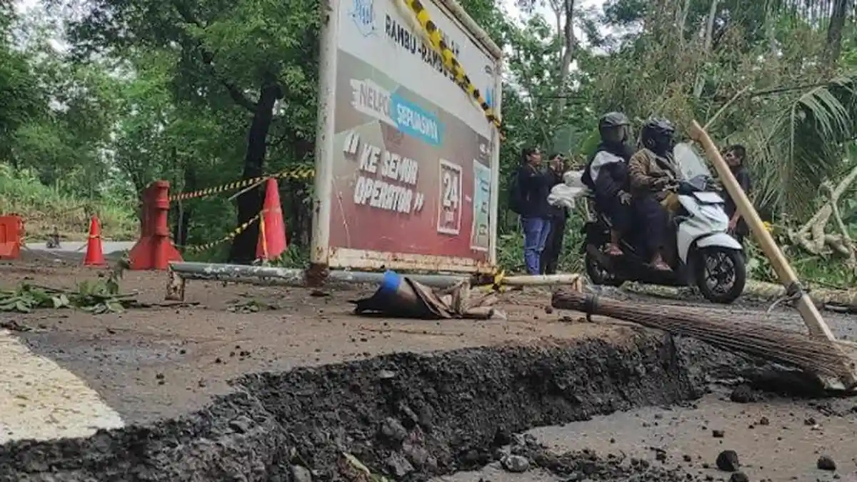 Awas, Jalur Malang-Blitar di Selorejo Ambles dan Rawan Longsor