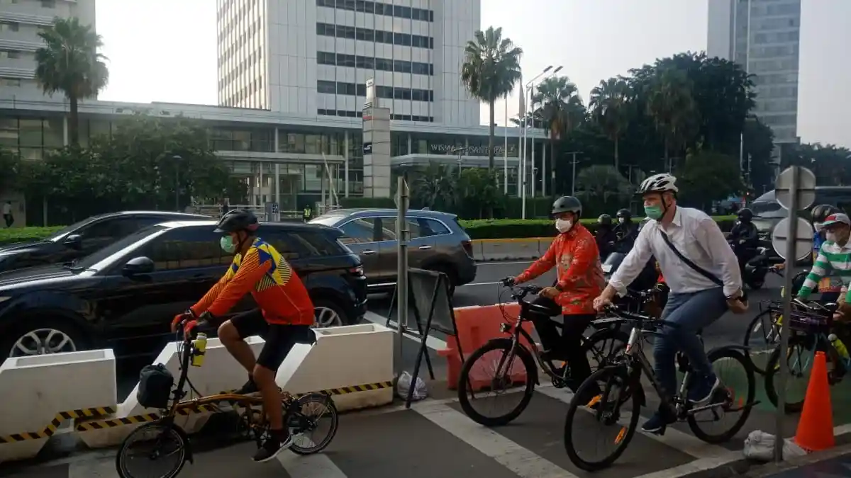 Gubernur Anies Minta Perusahaan Beri Insentif Pegawainya yang ke Kantor Naik Sepeda