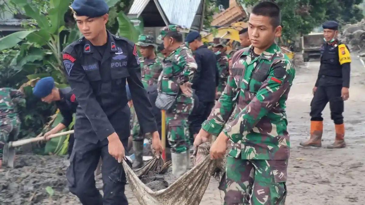 Polisi Bersihkan Rumah Warga Terdampak Bencana Longsor di Humbahas