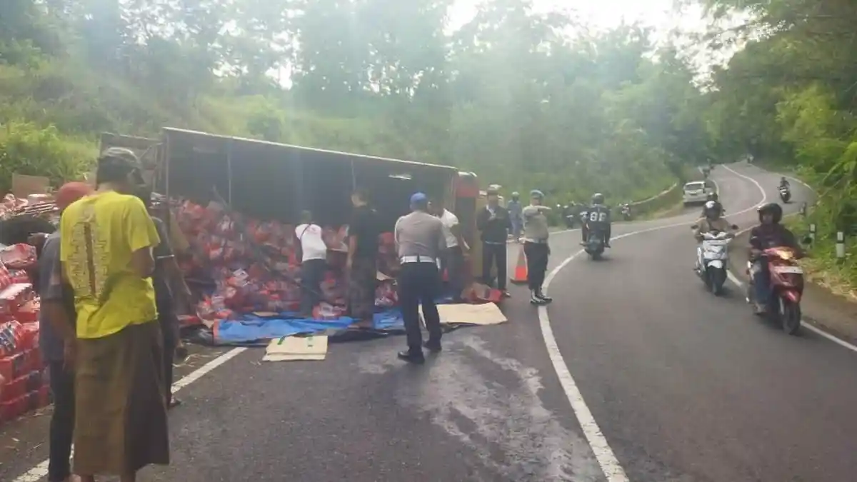 Kronologi Truk Pengangkut Air Minum Terguling di Bukit Bego, Sopir Telat Oper Gigi