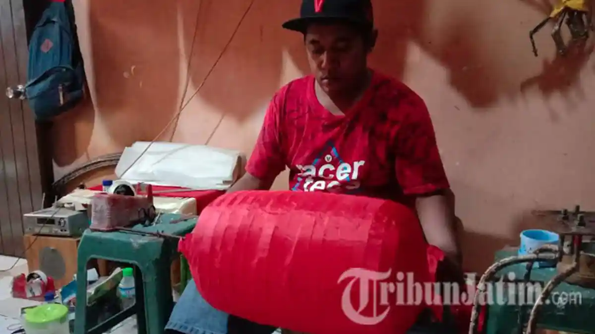 Jelang Perayaan Imlek, Omzet Perajin Lampion di Kota Malang Stabil