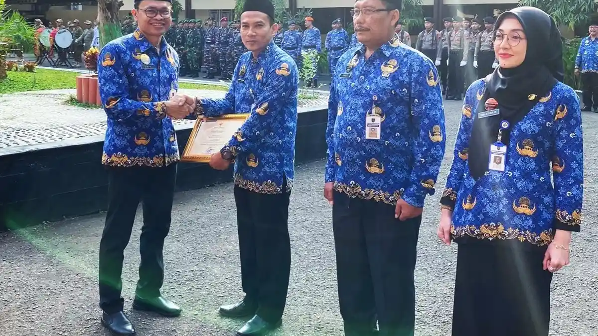 Sekda Amir Serahkan Penghargaan PNS Teladan Pemkab Tegal 2024 