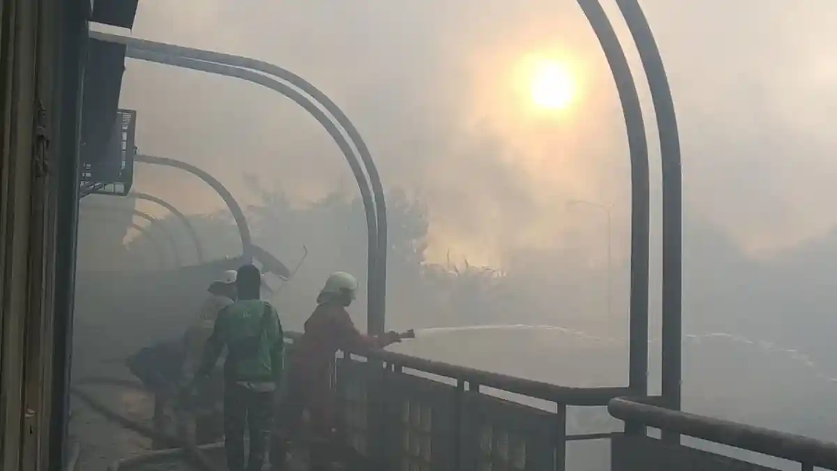 Tetap Berpuasa, Petugas Damkar Kelelahan dan Sesak Nafas saat Padamkan Api di Kampung Bandan