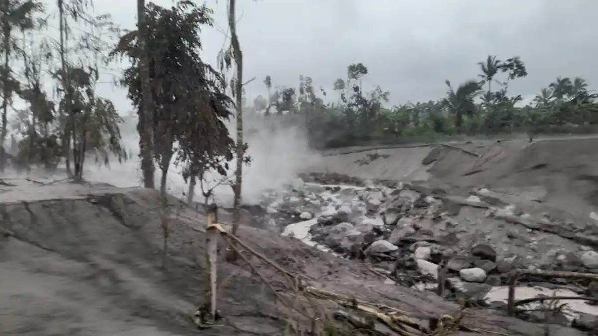 BPBD Catat Suhu Awal Timbunan Material Vulkanis Gunung Semeru Mencapai 800 Derajat Celcius
