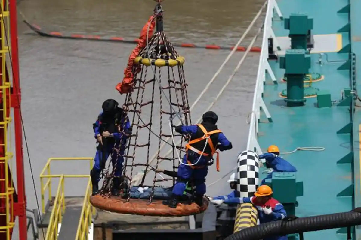 Simulasi ISPS Code, Kapal Tanker Pertamina Dibajak dan Terbakar Di Dermaga Khusus RU III Plaju