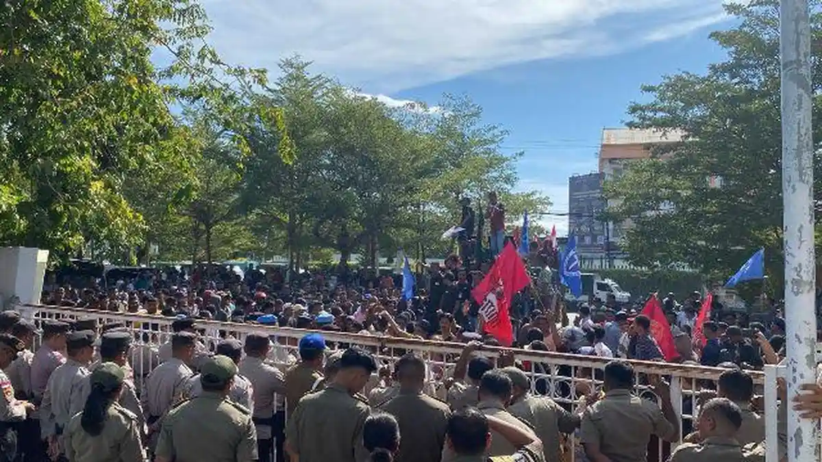 Massa Aksi Bertemu Wakil Gubernur NTT Johni Asadoma Untuk Berdialog