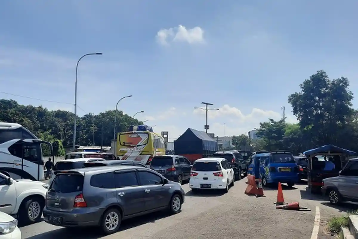 BREAKING NEWS : Tol Cikampek Macet Parah saat Kembali Diberlakukan Sistem One Way