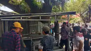 Petugas-menertibkan-lapak-PKL-di-sepanjang-poros-BTP-Kecamatan-Tamalanrea.jpg