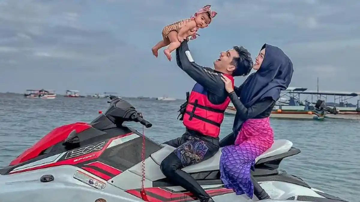 Ria Ricis Minta Warganet Tak Kaget dengan Aksinya Ajak Moana Main Jetski: dari Perut Udah Begini
