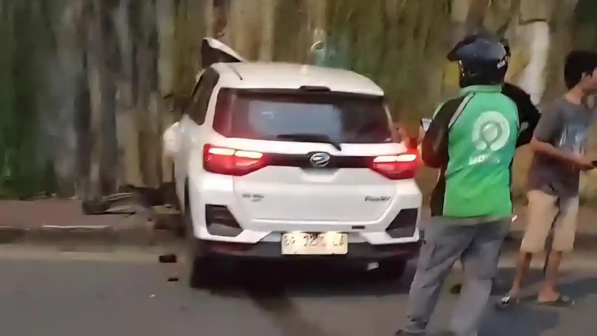 Kecelakaan di Batam, Daihatsu Rocky Tabrak Pikap Parkir di Jalan Sriwijaya, Sopir Kabur - Tribunbatam.id
