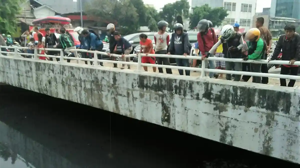 Ada yang Bawa Anak, Warga Penasaran Tunggu Kemunculan Buaya di Kali Grogol