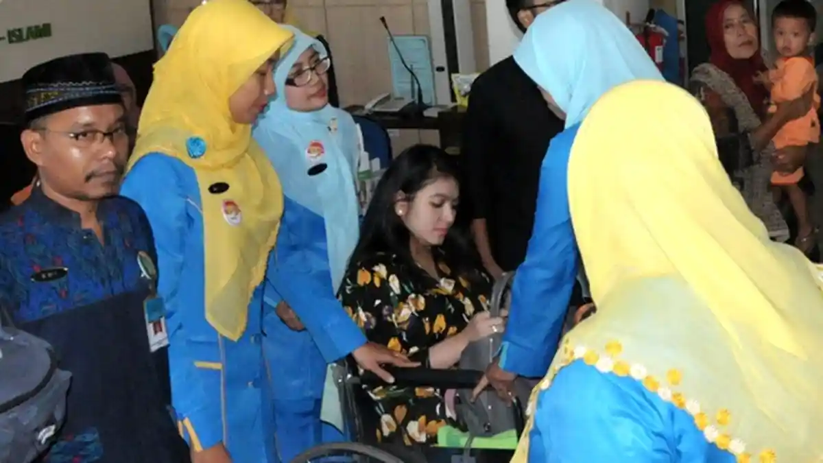 Menantu Jokowi Rawat Bayinya Tanpa Pengasuh Anak