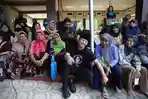 Calon-Bupati-Trenggalek-Mochamad-Nur-Arifin-sedang-bercanda-dengan-warganya.jpg