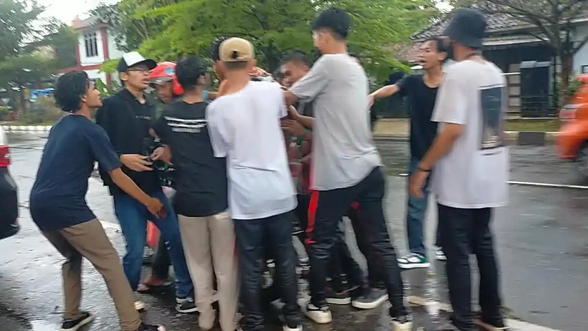 Terkena Setrum, Satu Mahasiswa Peserta Aksi Demo 11 April Dilarikan ke RSUD Adjidarmo