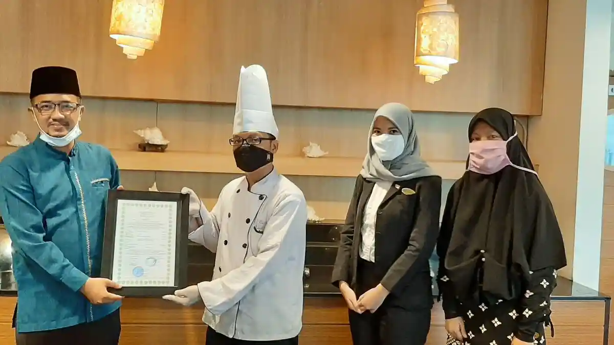 Hotel Santika Bangka Terima Sertifikat Halal Langsung dari Direkur LPPOM MUI Babel