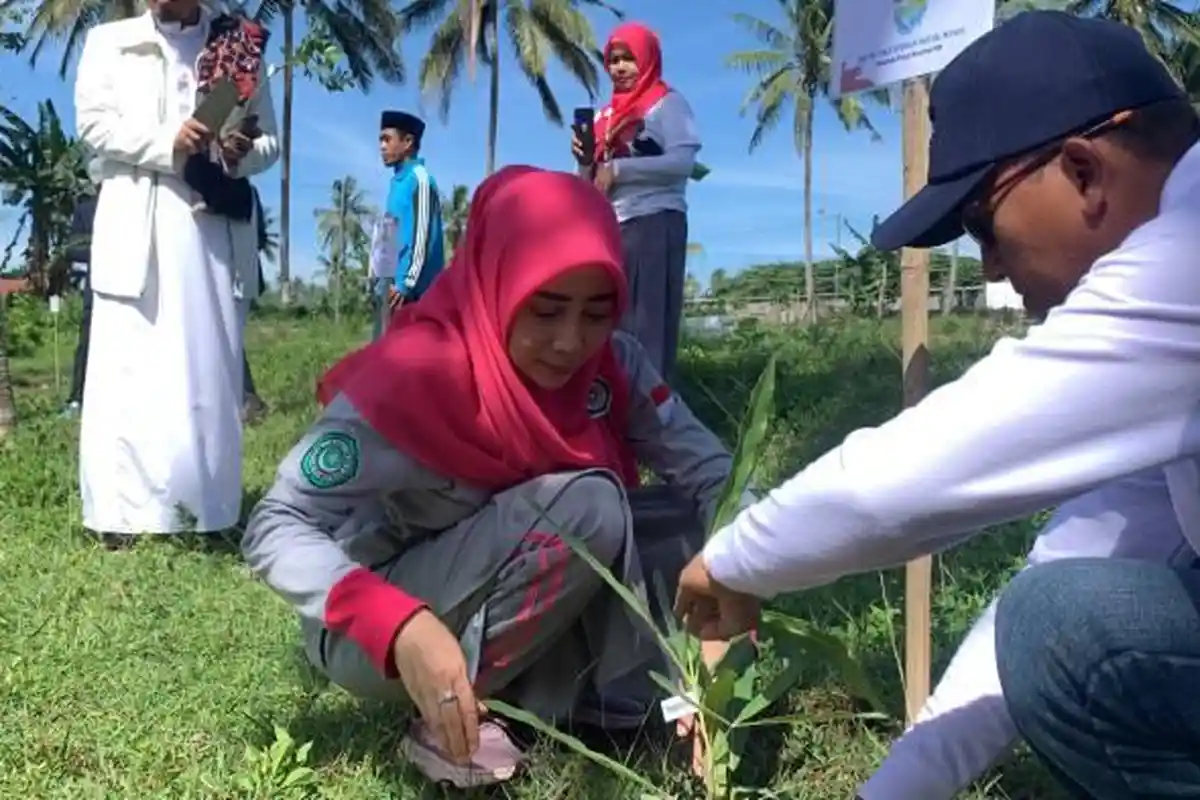 Muslimat NW Gelar Gerakan Tanam Pohon di Momen Hari Pahlawan