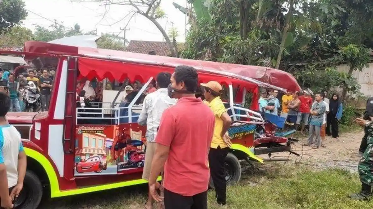 9 Penumpang Odong-odong Meninggal Dunia Tertabrak Kereta Api di Serang