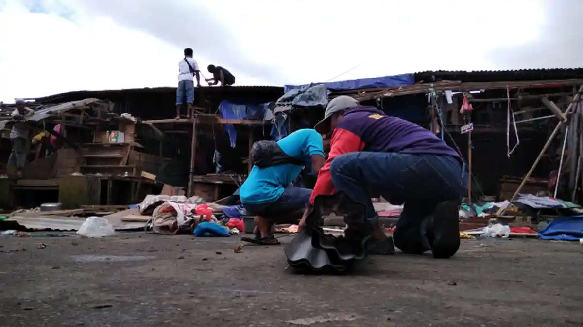 Pedagang di Pasar Mardika Ambon Bongkar Lapak Sendiri, Selamatkan Material Layak Pakai