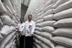 budi-waseso-tinjau-stok-beras-di-gudang-bulog-gedebage_20200303_210903.jpg