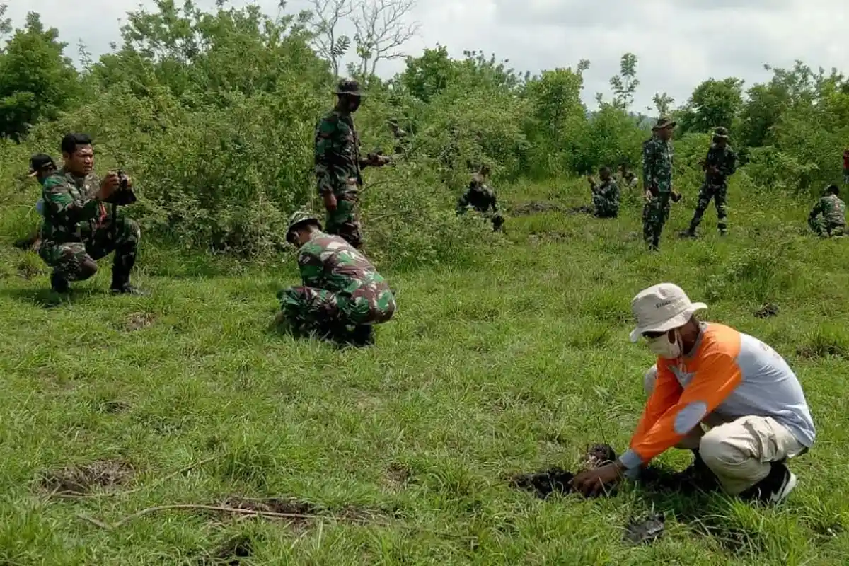 Prajurit TNI dan Warga Adakan Reboisasi di Wolomeze Ngada