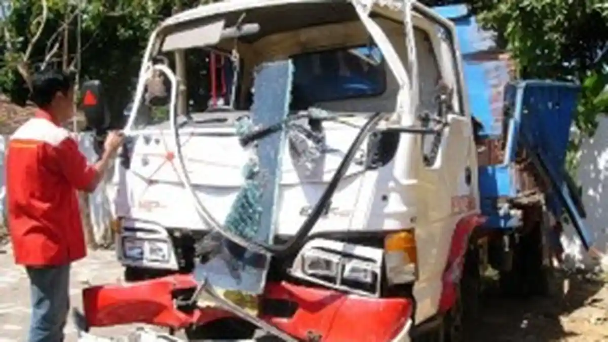 Truk Sampah Dilarikan Delapan Orang yang Mengaku Densus 88