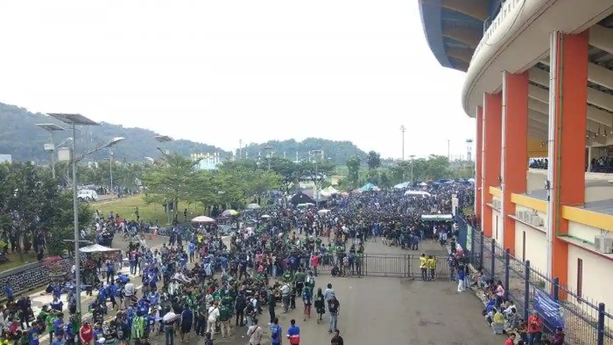Jelang Persib Bandung Vs Persebaya, Ribuan Bobotoh & Bonek Padati Stadion dan Bernyanyi Bersama