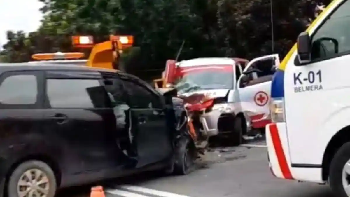 Mobil Ambulans Remuk Setelah 'Adu Kambing' di Jalan Tol Amplas