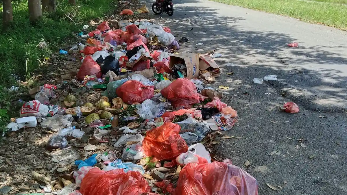 Bukan TPS, Warga Namlea-Pulau Buru Nekat Buang Sampah di Tepi Jalan 
