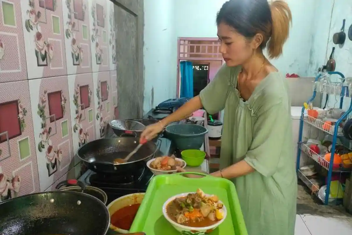 Kisah Sukses Ibu Muda Cantik di Pangandaran Menekuni Usaha Kuliner Seblak, Omzetnya Wow . . .