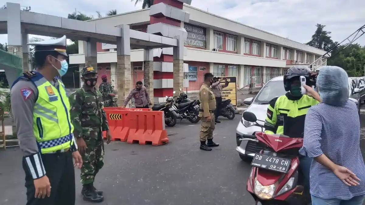 Bitung Zona Merah, Pintu Masuk Dijaga Ketat, Warga Diperiksa Suhu Tubuh, Wajib Bawa Surat Rapid Test